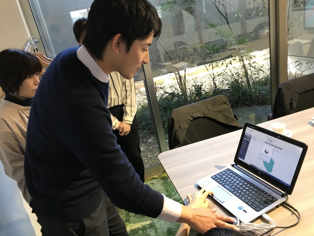 伊勢商工会議所総務部の皆様の指紋/静脈ハイブリッドリーダーでの打刻テストの様子