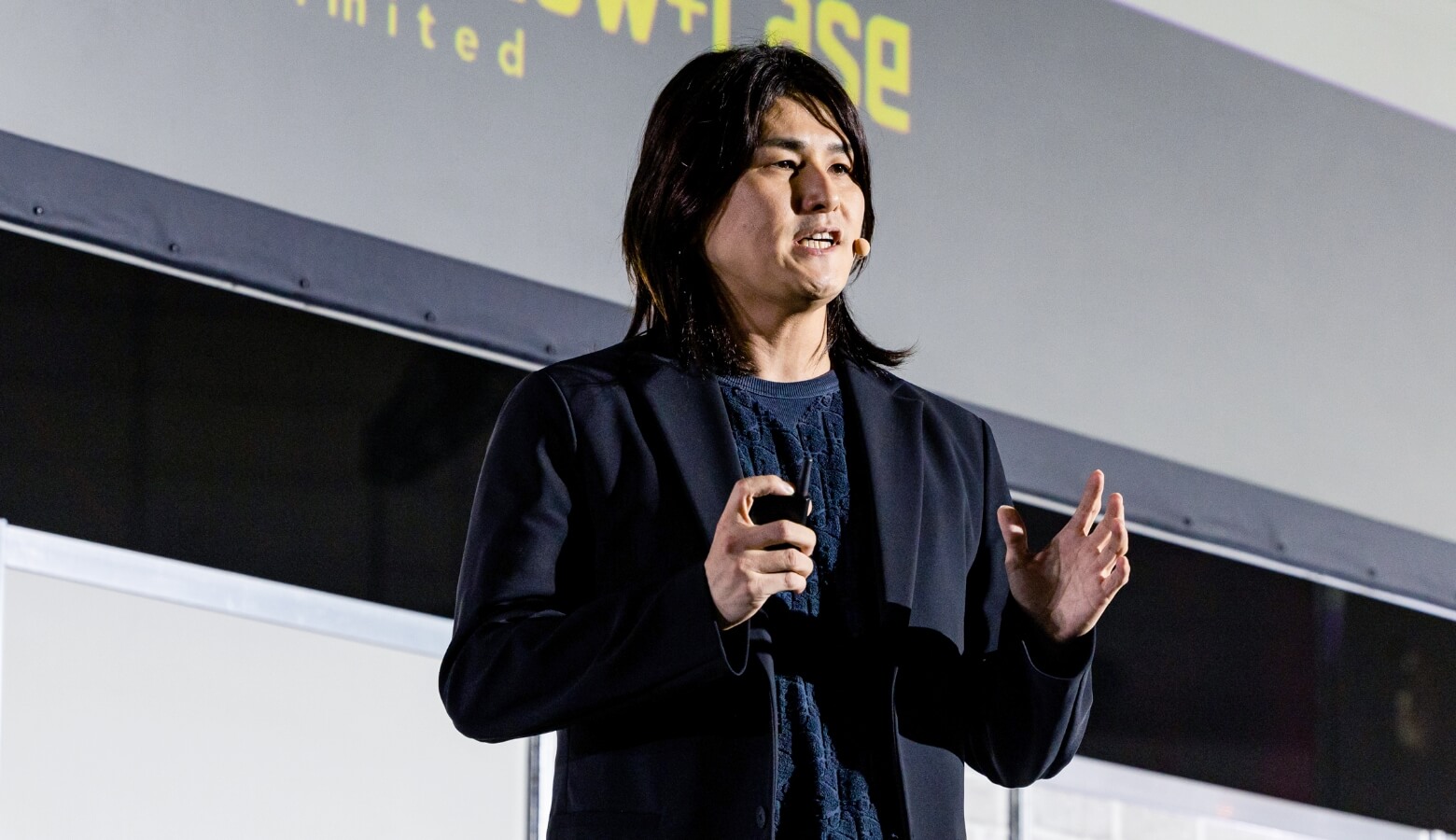 登壇して話す生田氏の写真